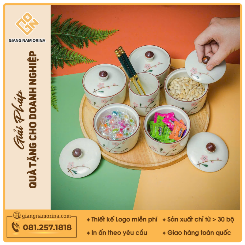 Khay mứt sứ 6 hủ họa tiết Hoa Mai Đỏ 1 Khay mứt sứ 6 hủ họa tiết Hoa Mai Đỏ