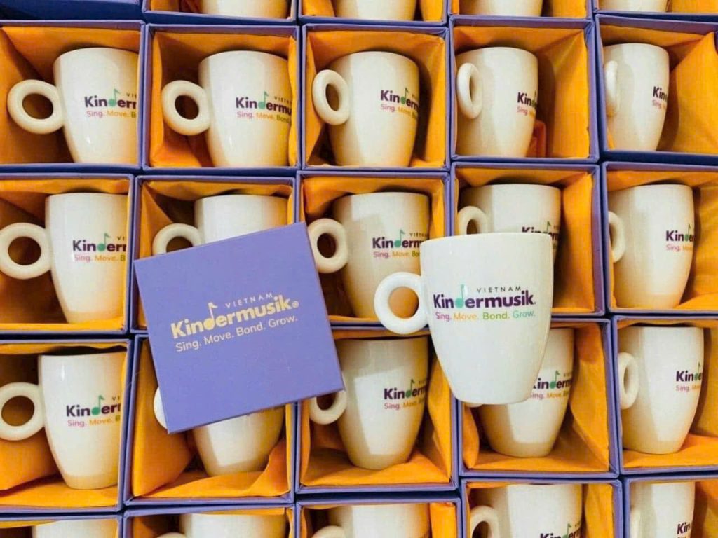 Ứng dụng thực tế của ly sứ in logo trong doanh nghiệp Ly sứ in logo Bát Tràng