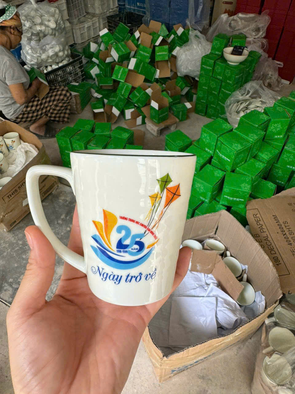 Ly sứ làm quà tặng