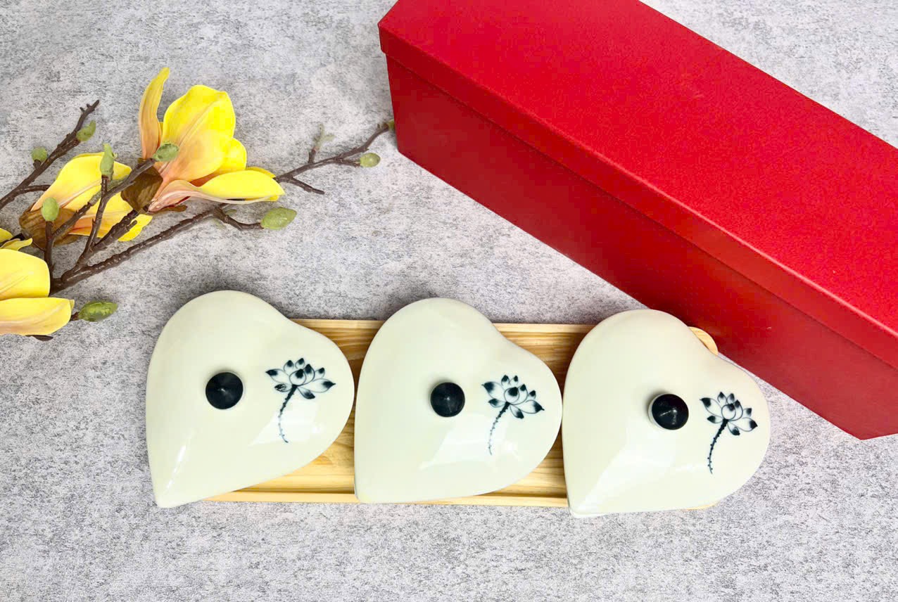 Khay Mứt Sứ Hình Trái Tim Hoa Sen Vẽ Tay Khay Mứt Sứ Hình Trái Tim Hoa Sen Vẽ Tay