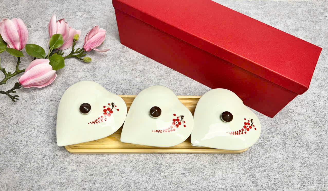 Khay Mứt Sứ Hình Trái Tim Hoa Đỏ Khay Mứt Sứ Hình Trái Tim Hoa Đỏ