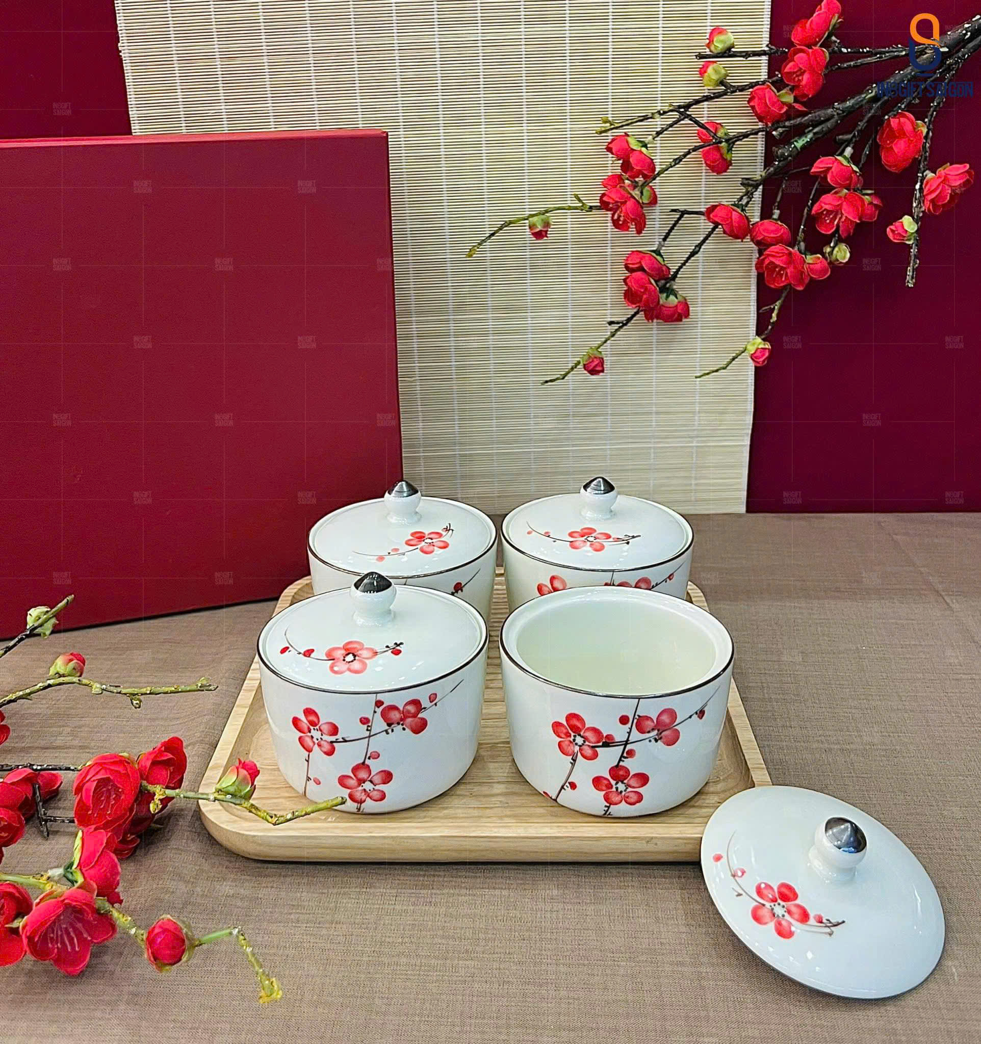 Khay Đựng Mứt Tết Bốn Ngăn Tròn Hoa Đào Đỏ Khay Đựng Mứt Tết Bốn Ngăn Tròn Hoa Đào Đỏ