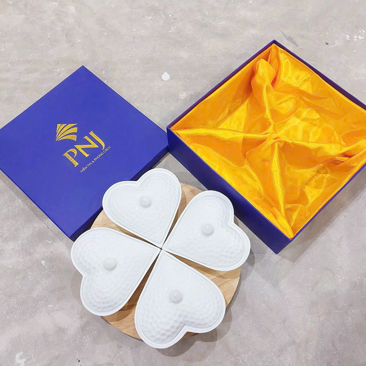 Khay đựng mứt tết trắng hình cỏ 4 lá Khay đựng mứt tết trắng hình cỏ 4 lá