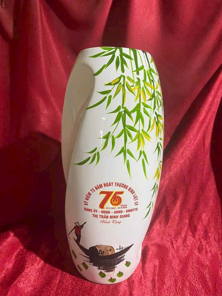 bình hoa in logo làm quà tặng bình hoa in logo làm quà tặng