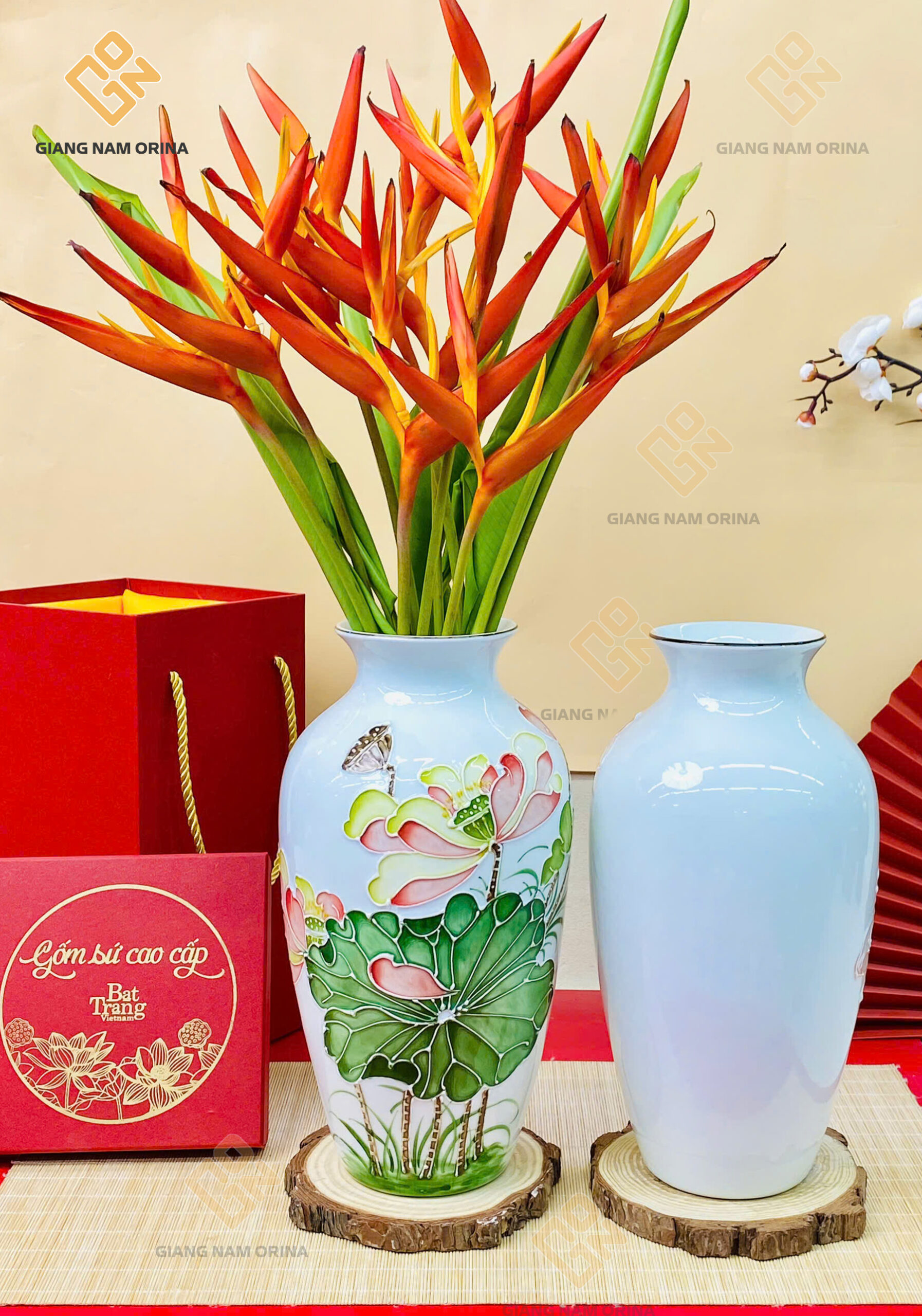 Bình hoa gốm sứ vẽ hoa sen nổi 1