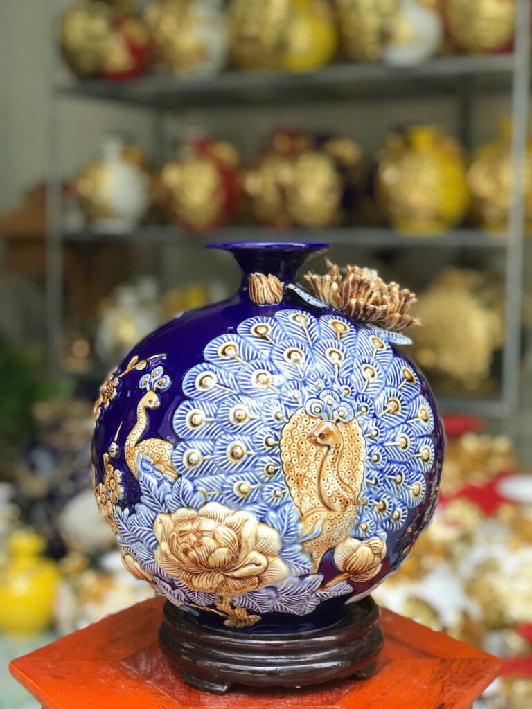 Ý nghĩa phong thủy của bình hút lộc công đào đắp nổi