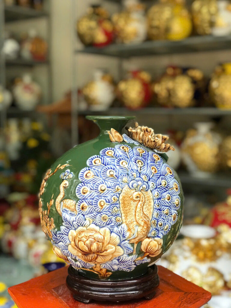 bình hút lộc công đào đắp nổi xanh ngọc