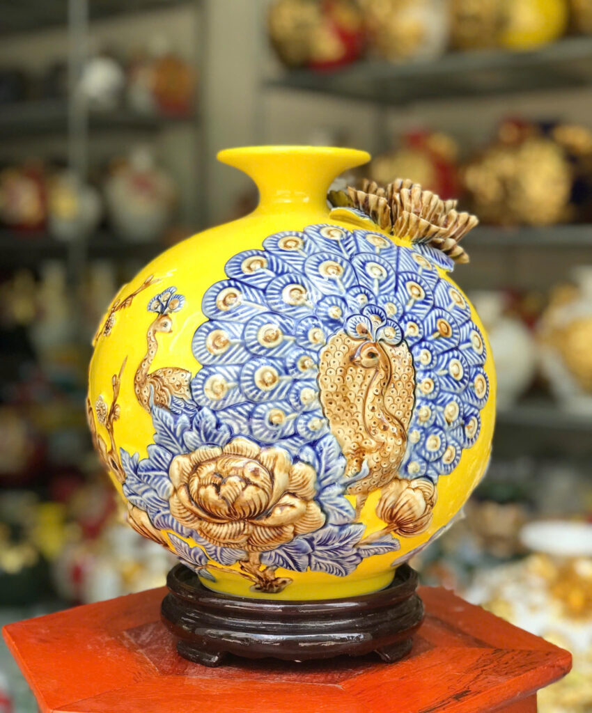 bình hút lộc công đào đắp nổi màu vàng