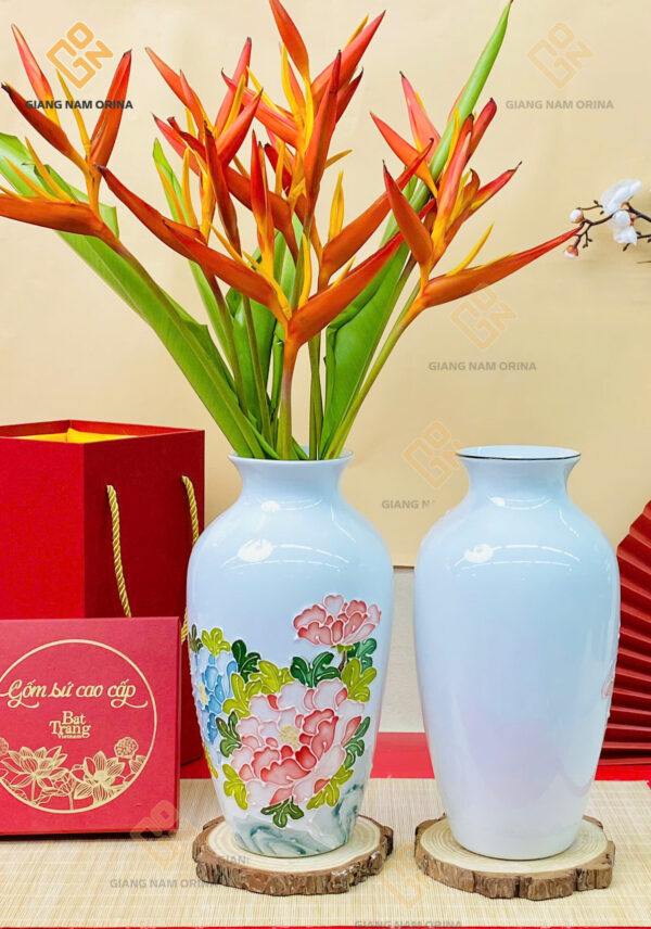 Lọ hoa Bát Tràng vẽ hoa nổi