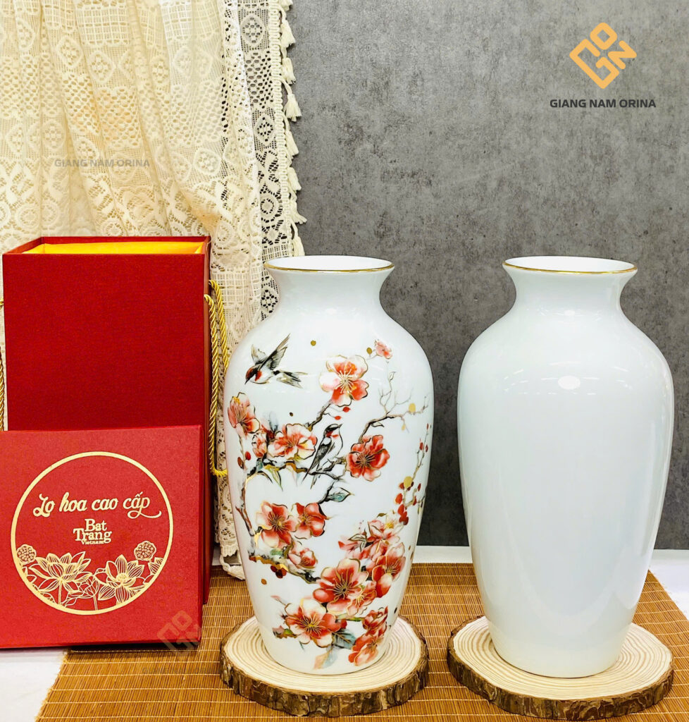 Lọ hoa gốm sứ vẽ đào đỏ