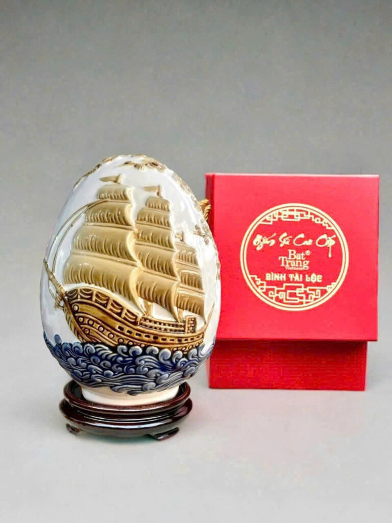 Trứng phong thủy thuận buồm xuôi gió đắp nổi màu trắng