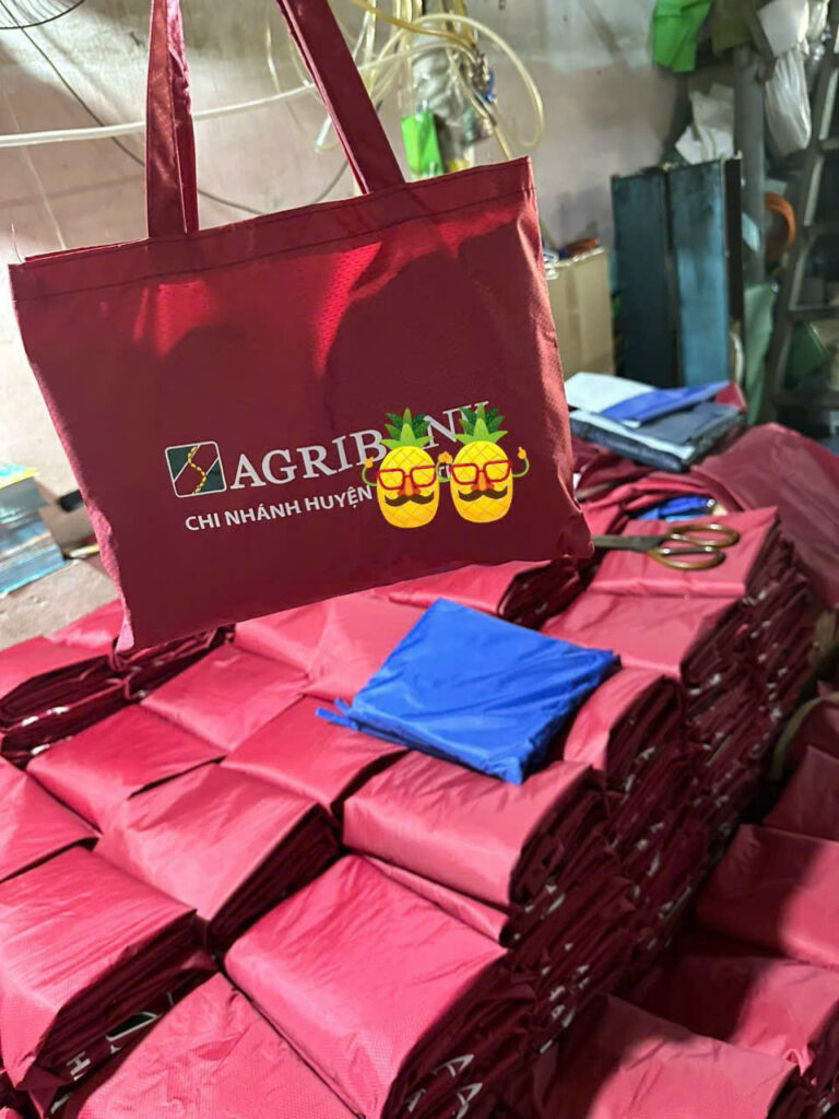 Giang Nam Orina – chuyên áo mưa in logo quà tặng doanh nghiệp