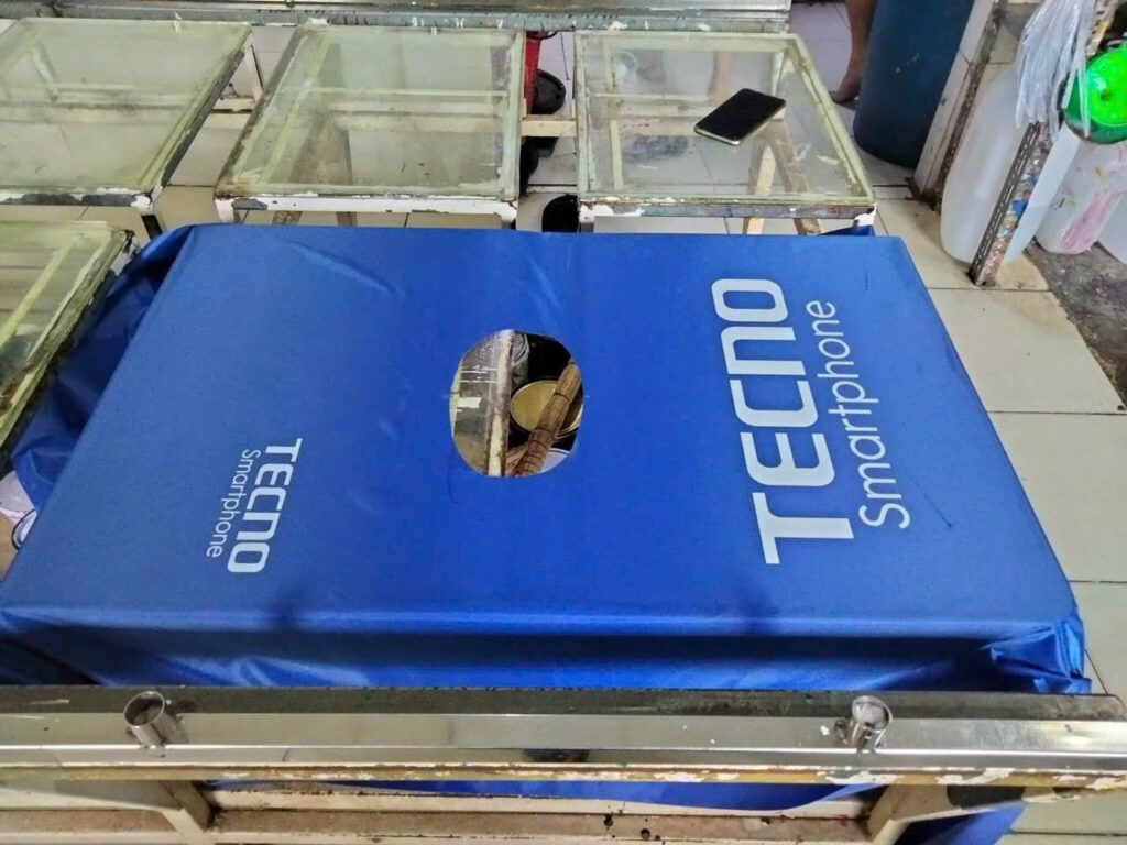 Ứng dụng thực tế của áo mưa in logo trong doanh nghiệp