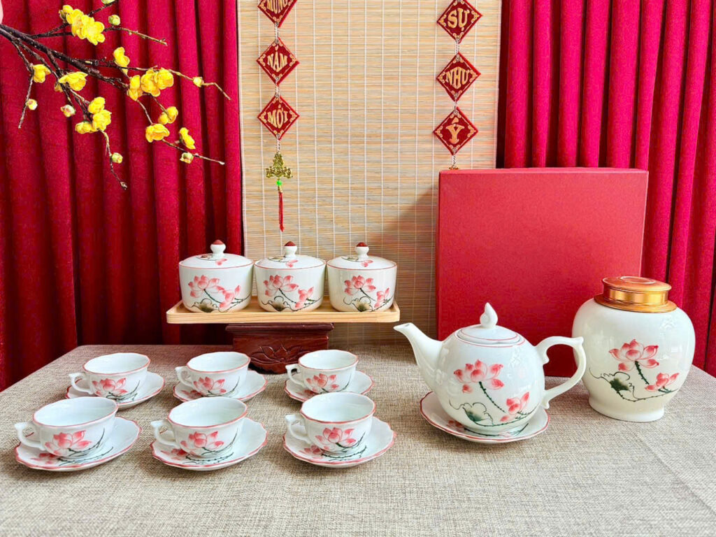 Bộ ấm trà hoa văn
