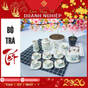 Bộ ấm chén Bát Tràng vuông quai đồng vẽ đào xanh