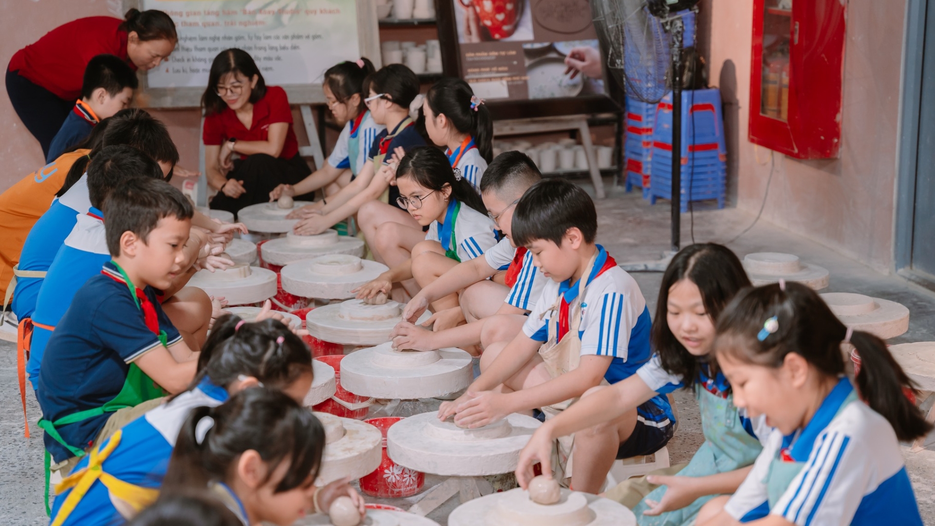 Du khách tự tay nặn gốm trên bàn xoay