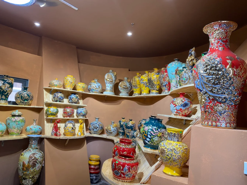 Không gian trưng những tác phẩm gốm tinh xảo 