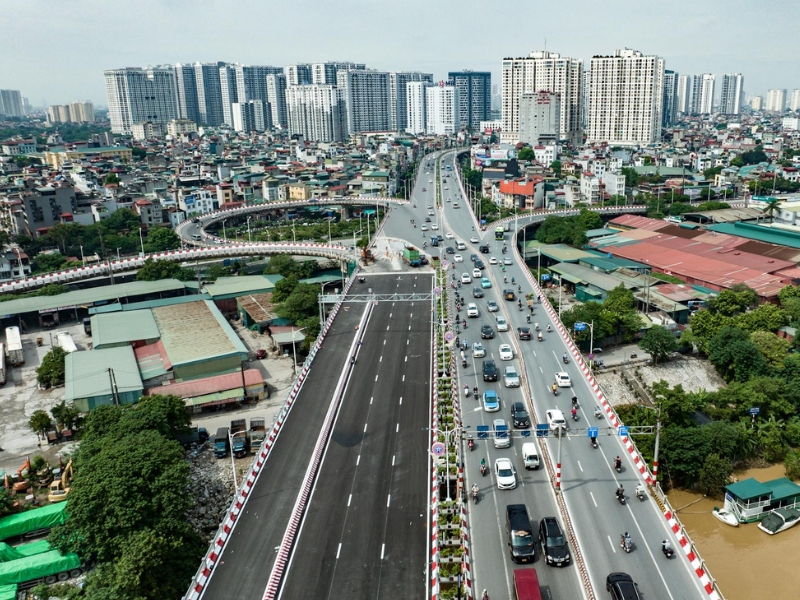 Dễ dàng đến chợ gốm Bát Tràng bằng nhiều phương tiện như xe bus, xe máy hoặc taxi
