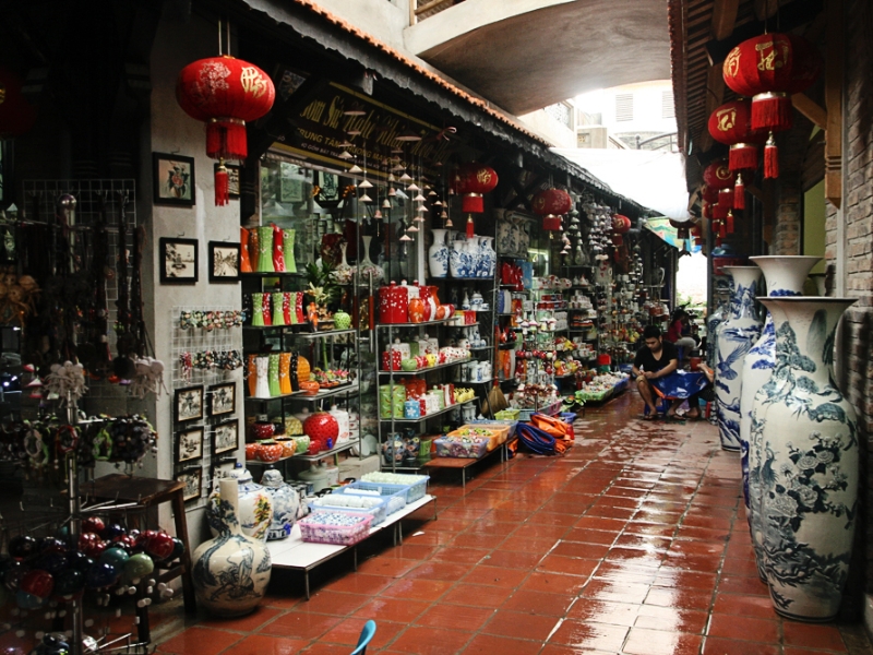 Chọn gốm Bát Tràng chất lượng với men mịn và hoa văn sắc nét