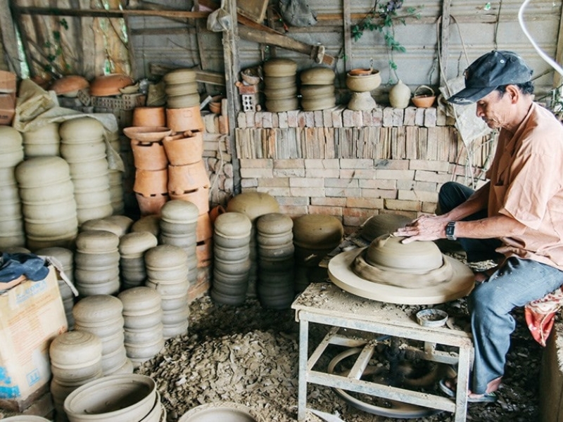 Nghệ nhân Thanh Hà tỉ mỉ tạo hình sản phẩm trên bàn xoay thủ công truyền thống