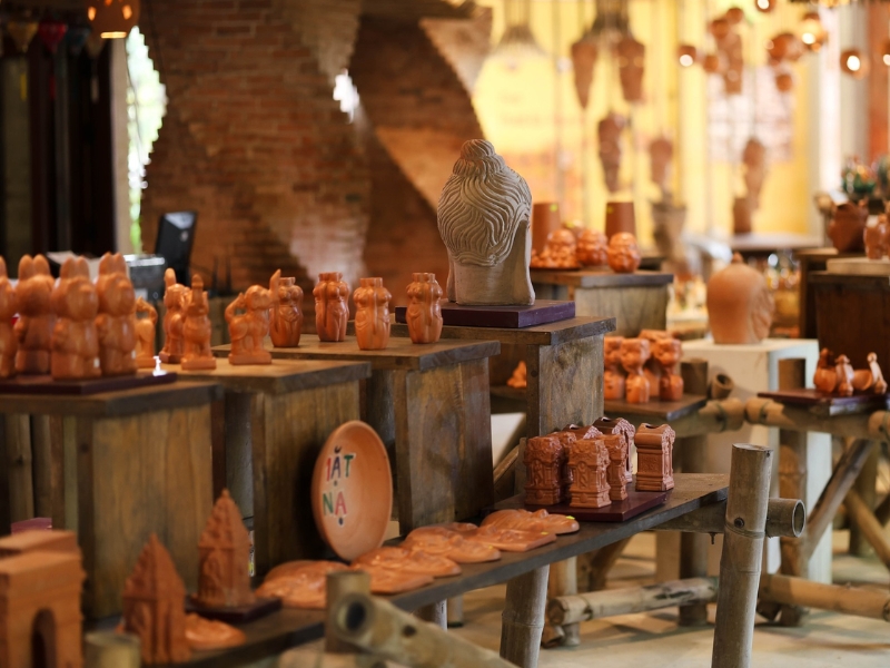 Gốm Thanh Hà với màu đỏ nâu tự nhiên, không tráng men, mang vẻ đẹp mộc mạc và gần gũi