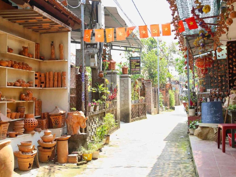 Con đường nhỏ dẫn vào làng gốm Thanh Hà, bình yên và đậm chất làng quê