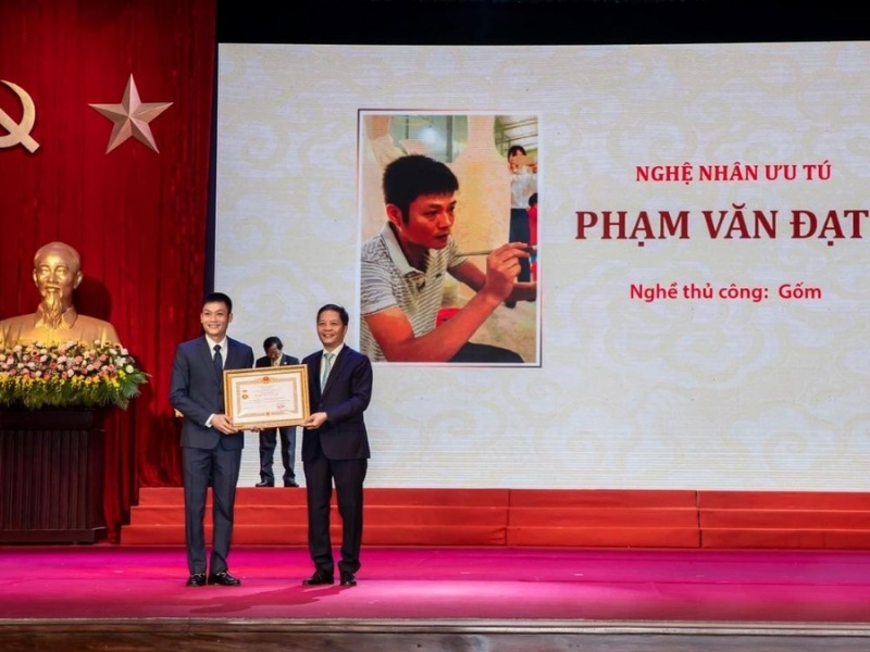 Được vinh danh với danh hiệu nghệ nhân ưu tú trong lĩnh vực gốm sứ truyền thống