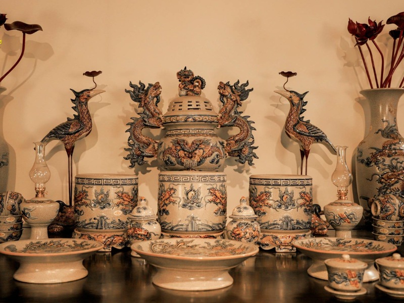 Bộ đồ thờ men rạn mang tính trang nghiêm