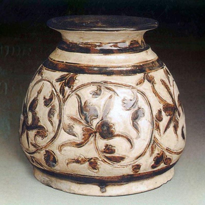 Bình men hoa nâu khắc hoa