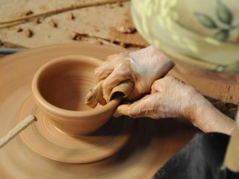 Những đôi bàn tay tài hoa của nghệ nhân Bát Tràng thổi hồn vào từng sản phẩm gốm sứ