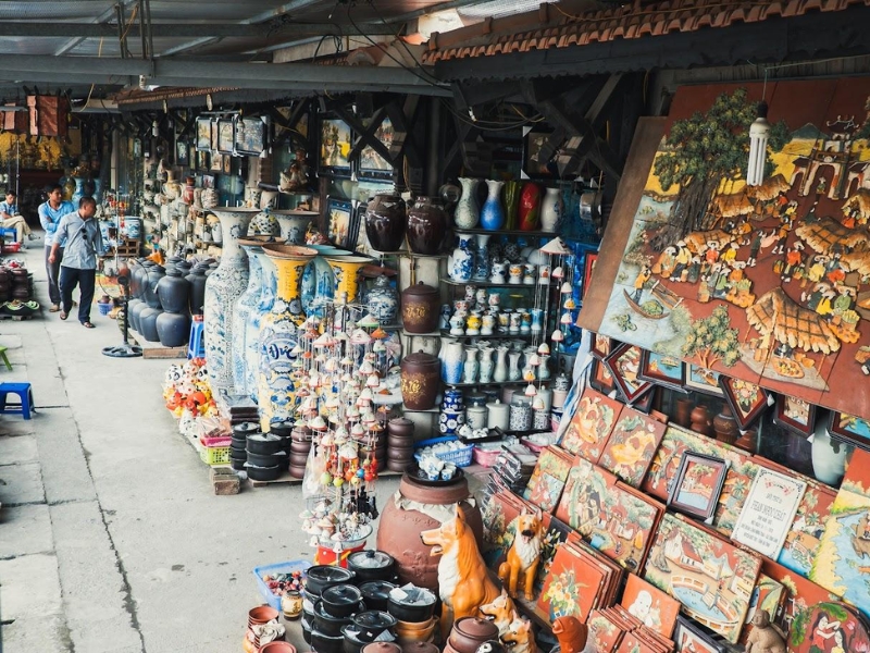 Chợ gốm Bát Tràng với hàng trăm sản phẩm thủ công đa dạng