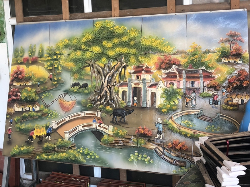 Tranh gốm sứ Bát Tràng đắp nổi nghệ thuật, tái hiện cảnh đồng quê Việt Nam.