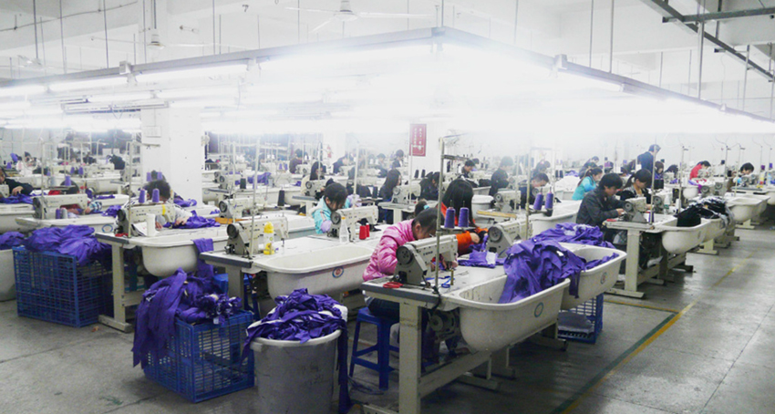 Các yếu tố ảnh hưởng đến giá sản xuất áo mưa