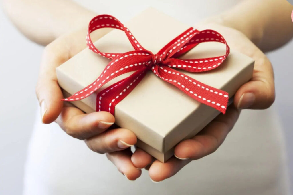 Ý nghĩa của việc tặng quà 20/10 cho đồng nghiệp nam nữ nơi công sở