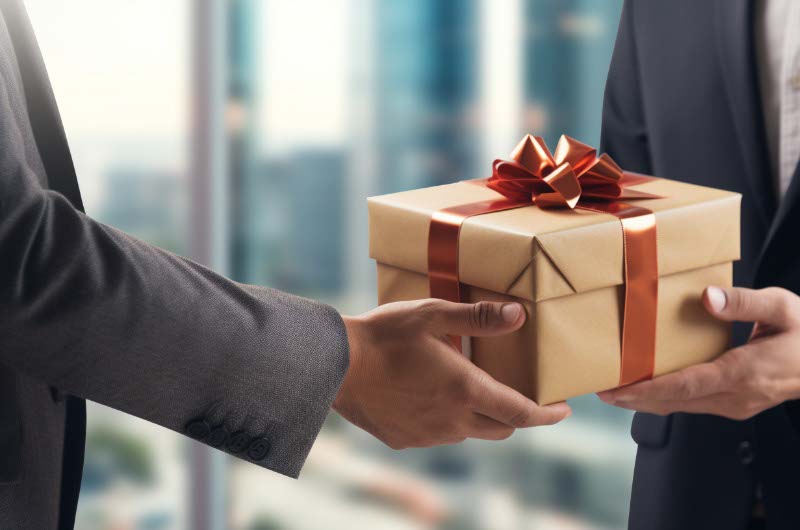 Ý Nghĩa Chiến Lược Của Quà Tặng Doanh Nhân Trong Kinh Doanh