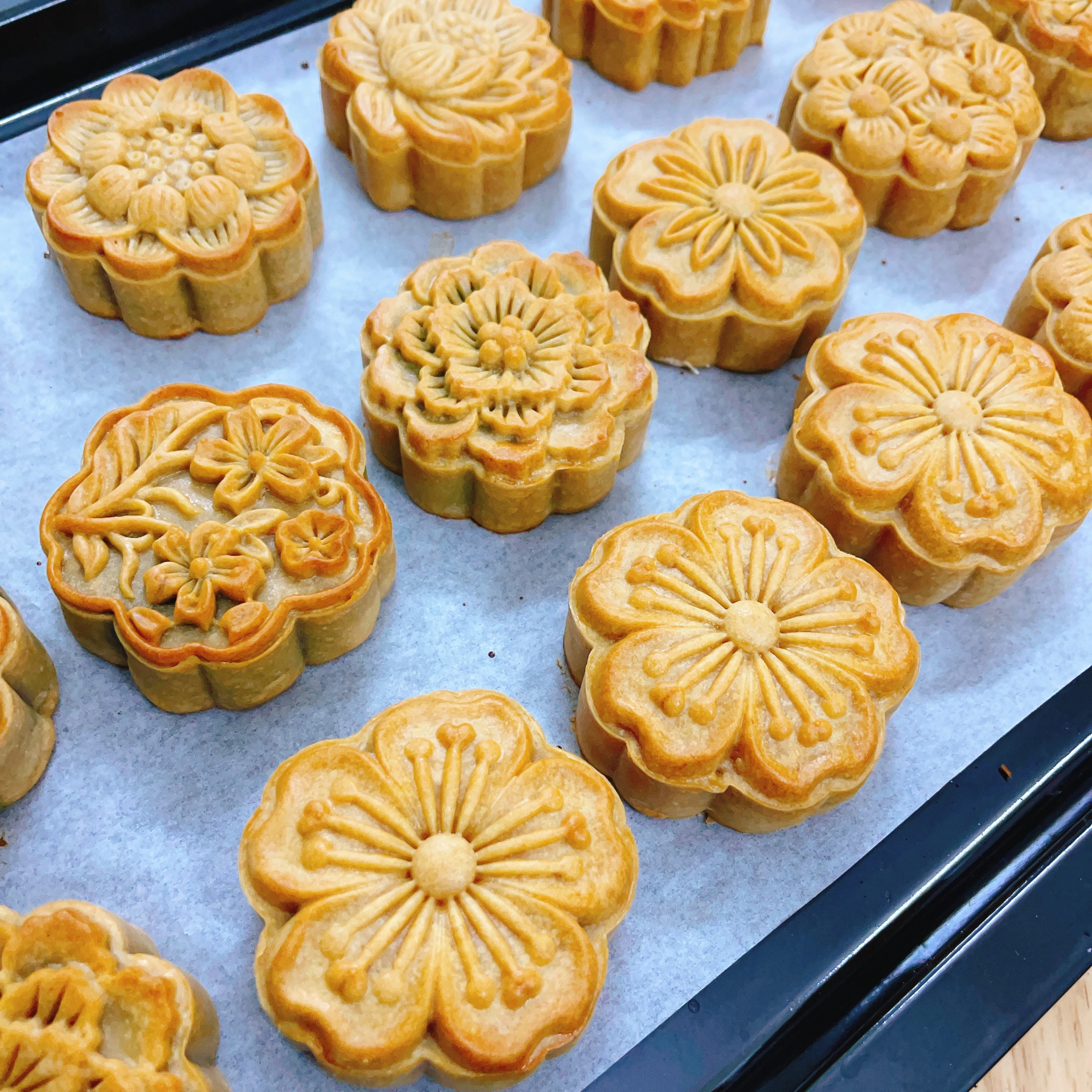 Bánh Trung Thu Handmade Cao Cấp – Hương Vị Truyền Thống Hòa Quyện Hiện Đại